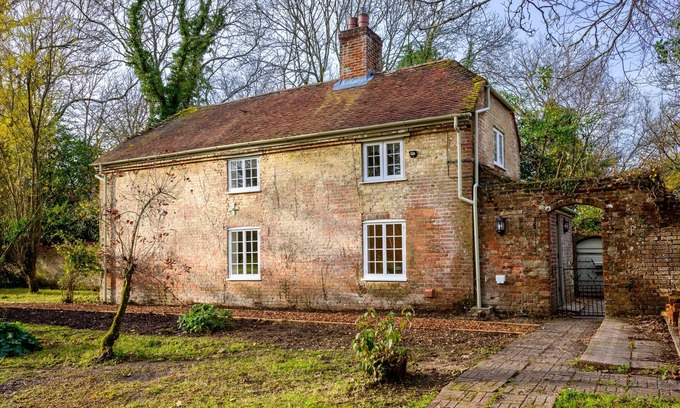 New Forest District Cottage | Two bedroom Cottage walled garden