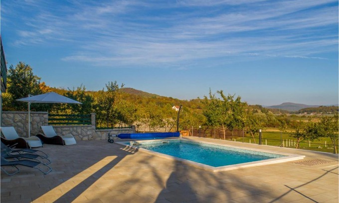 Otocac House | Two-Bedroom Holiday Home In Otocac