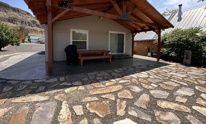 Sunland Estates House | Two bedroom house in United States of America, Quincy