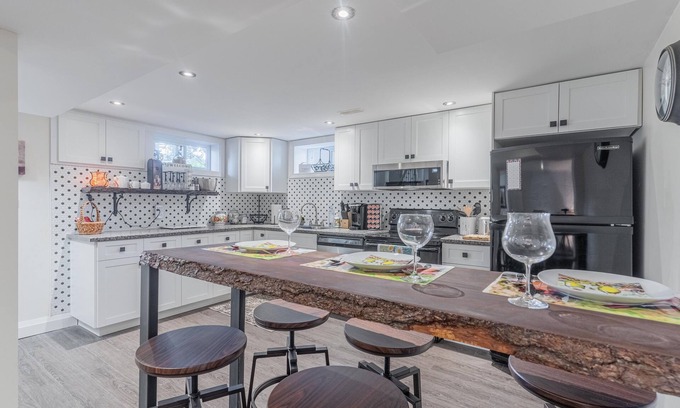Brantford Apartment | Two Bedroom Lower Unit With 500 Mbps WiFi, Parking & Self-check in