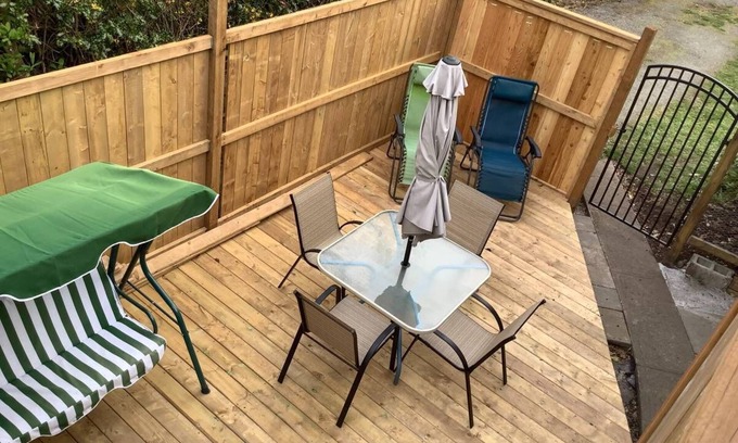 Saanich East House | Two-bedroom plus one den suite w/five beds & spacious parking lot close to UVic