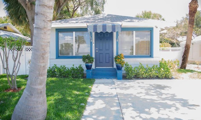 Lake Worth House | Two bedroom ranch with private deck close to beach