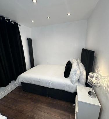 South Ockendon House | Two Bedrooms Bungalow Garden Lodge