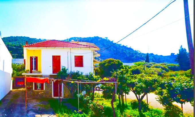 Derveni House | TWO-BEDROOMS in GREEK VINTAGE HOME with shared Bathroom