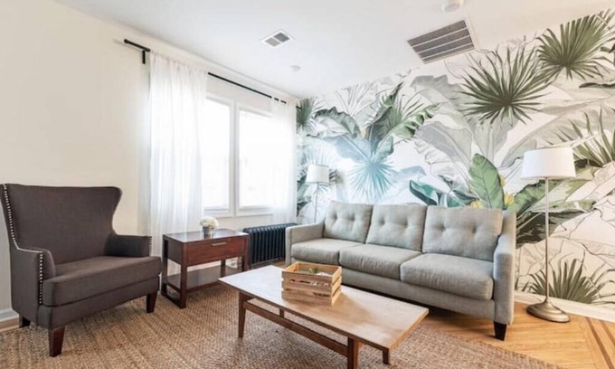 Lower Vailsburg Apartment | Two floor Urban Oasis: King Bed Near NYC Train