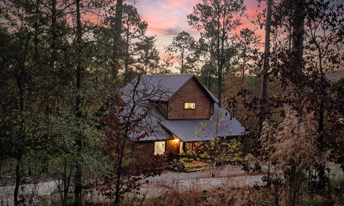 Broken Bow Cabin | Two matching bedrooms with loft close to Restaurants and local attractions