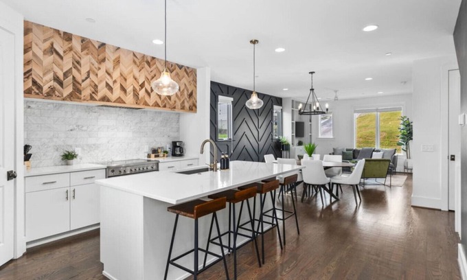 Edgehill Apartment | TWO Neighboring Homes - Sleeps 24 - Walk to 12 South
