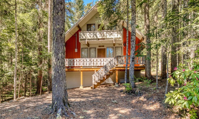 Government Camp Cabin | Two-Story Cabin with Wood Fireplace, Deck, Gas Grill & Washer Dryer
