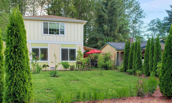 Cascade House | Two-story house with access to the forest and creek