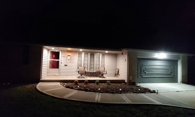 South Kansas City House | Two story ranch sleeps 8 in the quaint area of KC, only 8 miles from KC Stadium