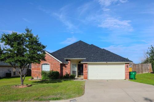 Haltom City House | TX Getaway PS5-Xbox, GameRoom, BBQ, Attractions