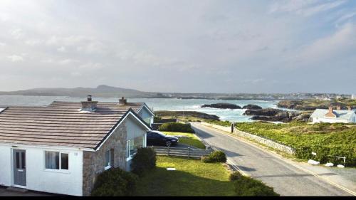 Trearddur Bay Apartment | Ty Bychan- Sea Views- Pet Friendly-Secure Garden-4 Bed