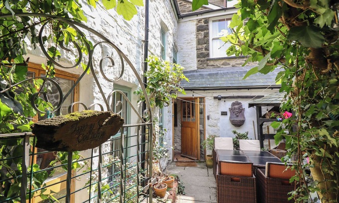 Barmouth Cottage | TYN Y COED COTTAGE, pet friendly, with open fire in Barmouth