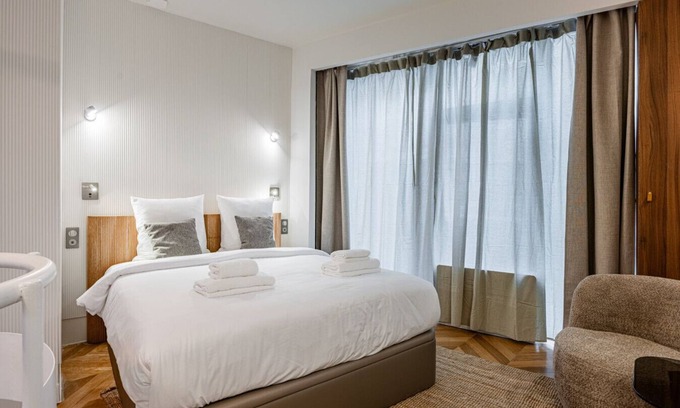 Quartier de la Roquette Apartment | Typical Parisian Apartment in Le Marais#4 pers