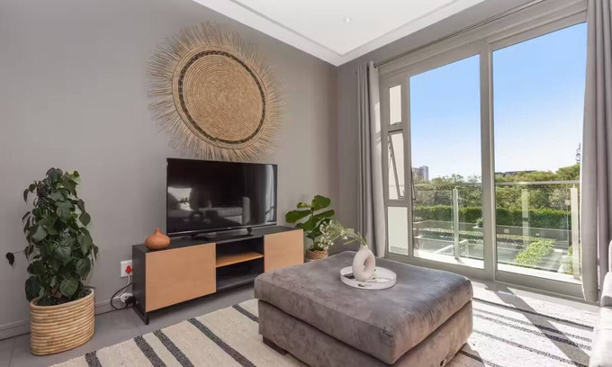 Greater Johannesburg Metropolitan Area Apartment | Tyrwhitt Stylish Apartment Rosebank with Generator