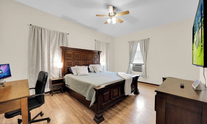 Urban Core House | Ultimate Game House Retreat – Sports Lover’s Paradise 7 Min to Jags Stadium