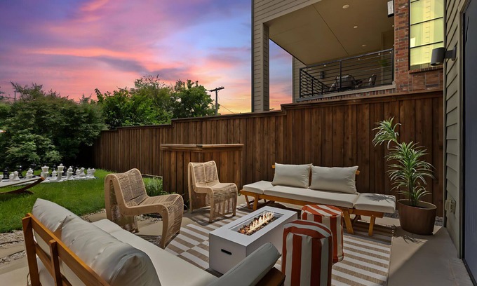 Dallas House | Ultimate Group Getaway - Twin Lofts - Sleeps 20