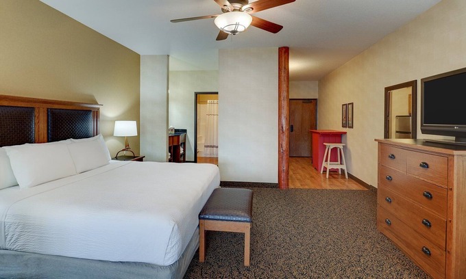 Sioux City Hotel | Ultimate Relaxation: Heated Pool & Whirlpool Suites in Historic Area