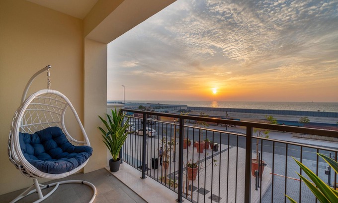 Dubai Apartment | Ultimate Stay/Beachfront/Sea View/Big Terrace/Amazing Sunset/4 People/La Mer