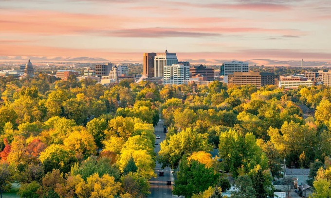 Southeast Boise House | Ultimate Vacay Home for Fam + Friends with Views! 4,000+ Sq Ft of Fun! 6 miles to Lucky Peak!