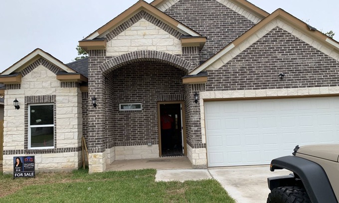 Southeast Houston House | Ultra Chic 3/2 Home w/Hot Spa-Mins from Downtown and NRG stadium.