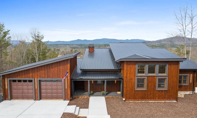 Mineral Bluff Cabin | Ultra Luxury Modern Cabin, Endless Mountain Views, Game room, Hot Tub