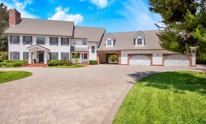 Chatsworth House | Ultra-Private Family Oasis. Dream Villa. Pool, Tennis, Turf Field & private lake