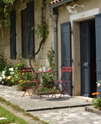 Brux Bed & Breakfast | Un jardin et trois maisons