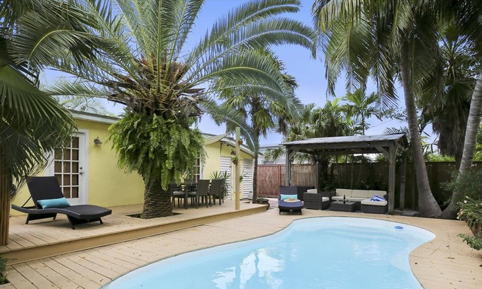 Midtown House | Under The Palms by AvantStay | Private Pool | Outdoor Dining | Close to Beach