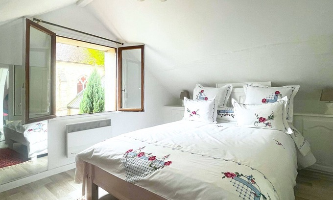 Provins House | Une belle maison donnant sur une cour privative au pied de l’église Saint Ayoul!