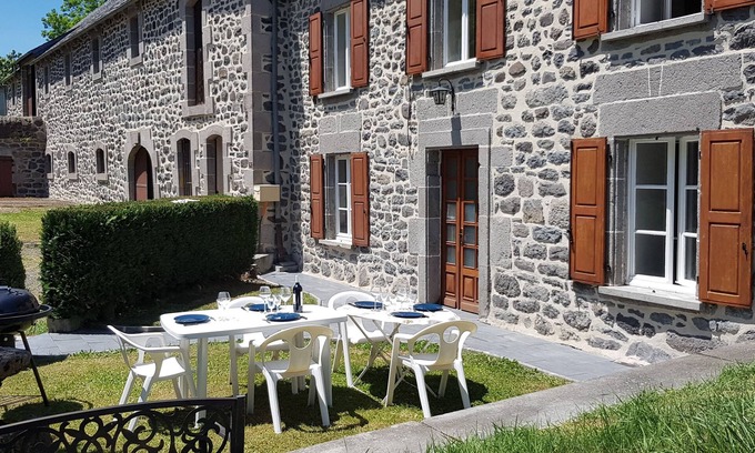 Neussargues en Pinatelle House | Une Ferme Rénovée au Cœur du Cantal Proche de la Station de ski du Lioran