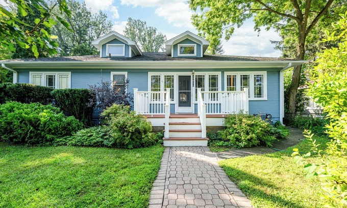 Union Pier Cottage | Union Pier Cottage Close To Beach!