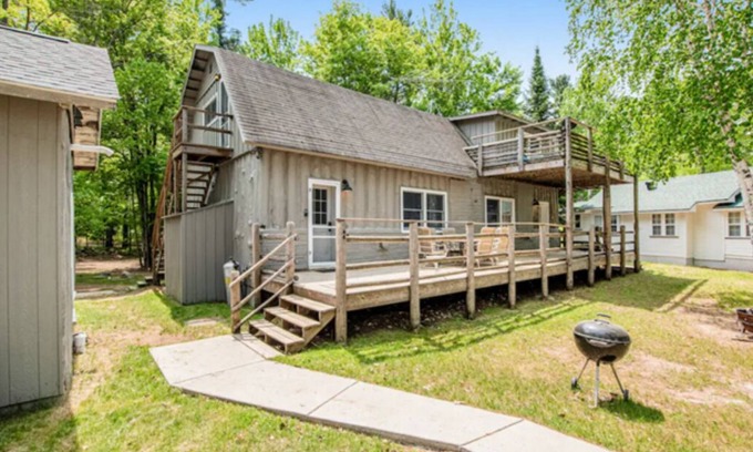 Eagle River Cabin | Unique 7br 3ba Cabin, Catfish Lake Eagle River Chain, sleeps 14! lakeside decks