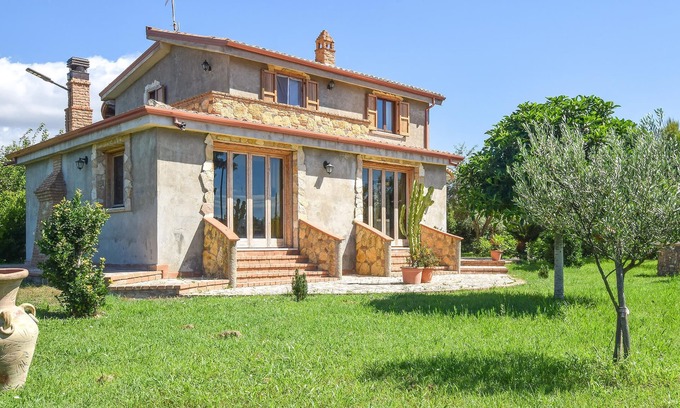 Isola di Capo Rizzuto House | Unique and colorful house with large private garden