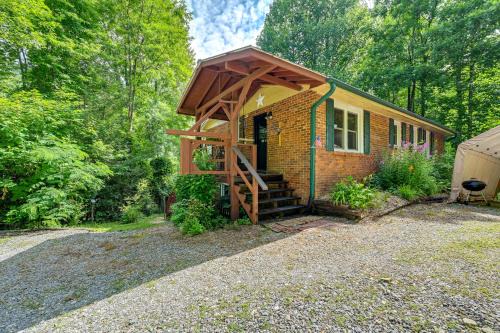 Robbinsville House | Unique and Artsy Cabin with Blue Ridge Mountain Views!