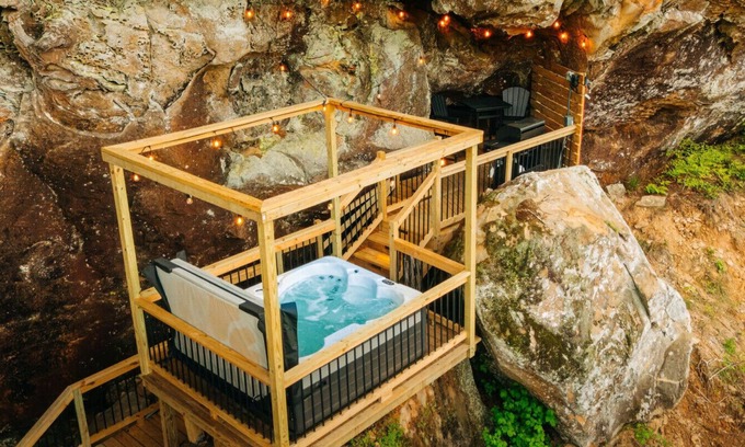 Rogers Cabin | Unique Cliff Hot Tub | Sleeps 4 | RRG Mural | Dogs