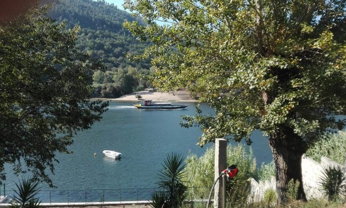 Sardoeira House | UNIQUE DOURO HOUSE ON RIVERBANK