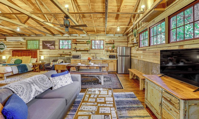 Eureka Springs Apartment | Unique Eureka Springs Cabin: Deck & Forest Views!