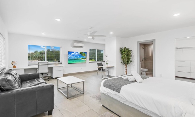 Deerfield Beach Apartment | Unique Retreat - Unit D: Cool 2nd-floor Retreat