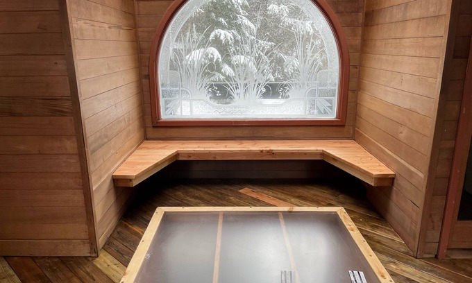 Alyeska House | Unique rustic home with Sauna and view of the creek - Walk to the Ski resort!