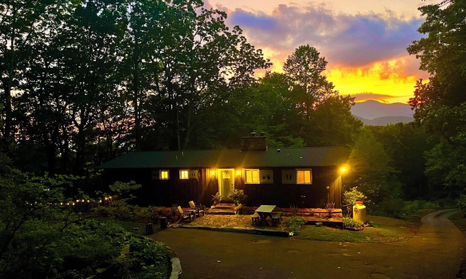 Black Mountain House | Unplug on 4+acres/mtn views/sauna/reading room/firepit/<5 to town/dog friendly