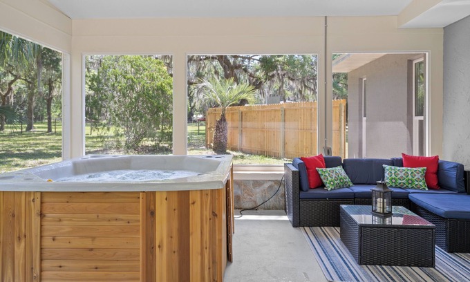 Crystal River House | Unplug & Play – Game Room + Huge Yard + Spa