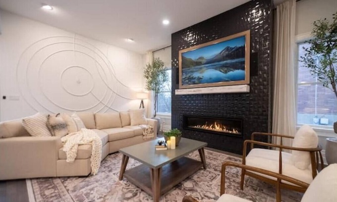 Squirrel Hill South House | Unraveling Luxury Fragrance-free Estate,Spa,Wi-fi,garage