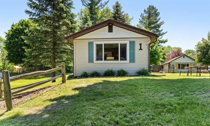 Chippewa Lake Cabin | Unwind by Chippewa Lake—w/indoor pickleball court!