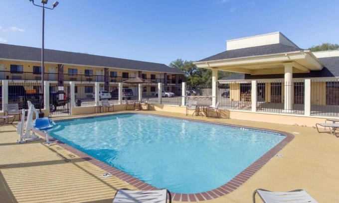 Ingleside Hotel | Unwind Near Port Aransas Museum w/Breakfast, Pool, Free Parking
