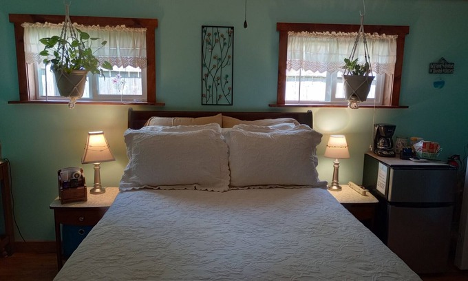 Oakley Apartment | UP AND RUNNING! 5 star property since 2017! Convenient~Comfy~Private~Clean