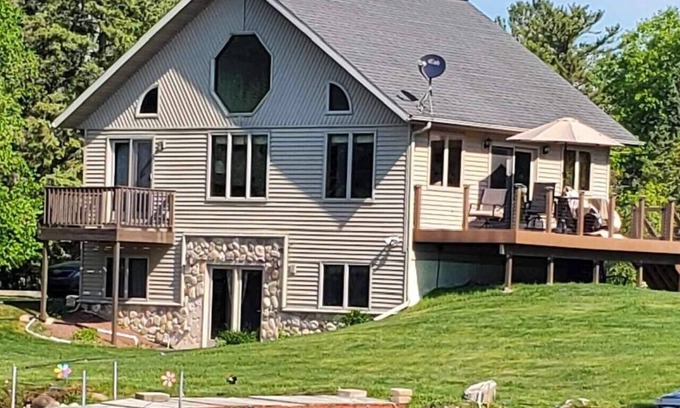 Loretto House | UP Lake Home with access to 3 lakes - fish, swim, relax!