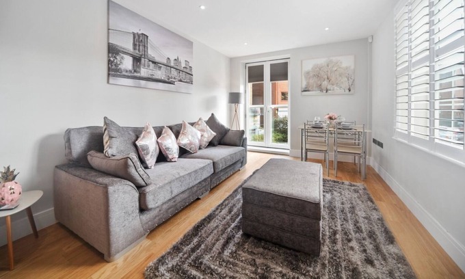 Staines Apartment | Up to 4 secure parking