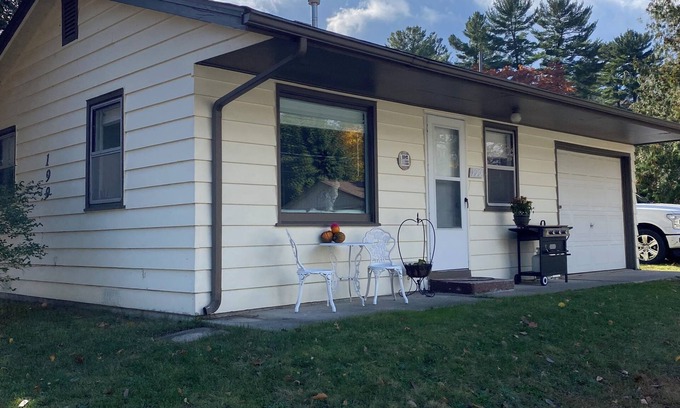 Houghton Lake Cottage | Updated 1-bed Cottage 3 doors from Houghton Lake w/WiFi and next to Golf course