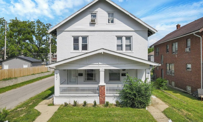 Columbus House | Updated 4BR/2.5BA Townhome, 5-Min Walk to Nationwide Children’s Hospital